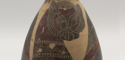 <strong>Original en terre cuite complet, attribué à l’Erlenmeyer Painter, 600-575 av. J.-C. Découvert en Béotie H 19 cm ; diam. max. 9,4 cm Musée A. Michaelis Numéro 421 de l’inventaire Michaelis L’Erlenmeyer Painter est un spécialiste des alabastres</strong> <br> <em>Alabastre corinthien : oiseau panthère
Original en terre cuite complet, attribué à l’Erlenmeyer Painter, 600-575 av. J.-C. Musée A. Michaelis</em>