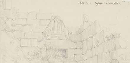 <strong>Entrée monumentale à la citadelle, Entrée monumentale à la citadelle de Mycènes, construite vers le milieu du XIIIe siècle av. J.-C. Sont visibles la porte surmontée du bas-relief orné de deux lions en position héraldique et la fortification cycl</strong> <br> <em>Dessin de la porte des Lions à Mycènes.
C. Haller von Hallerstein, dessin au crayon sur papier, 1810.
Bibliothèque nationale universitaire de Strasbourg</em>