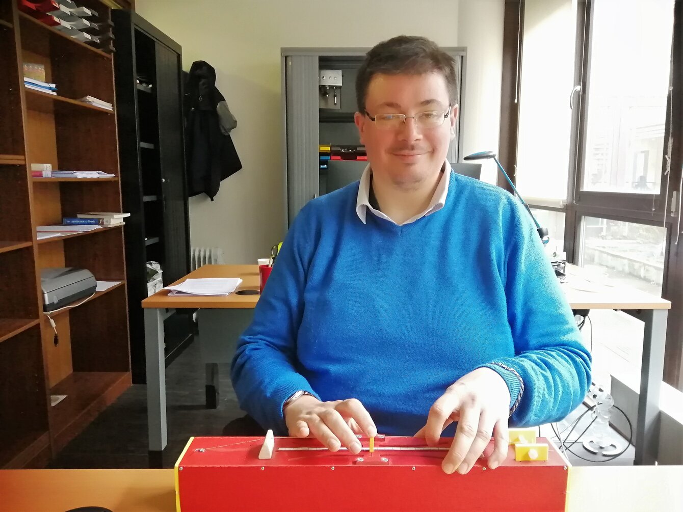 <em>Sylvain Perrot se sert d'un monocorde
pour expliquer la théorie pythagoricienne
de la musique. Photo VN </em>