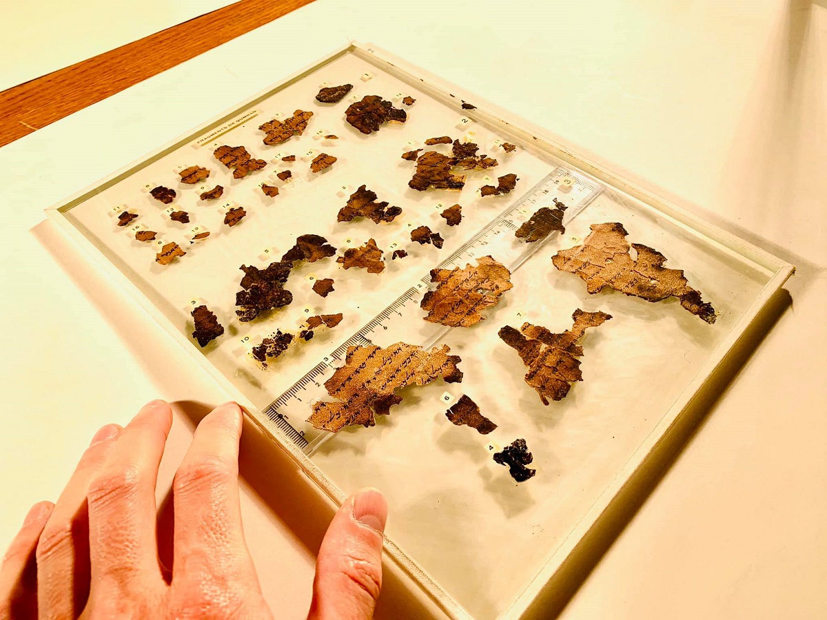 <em>Le chercheur était à la Bibliothèque nationale de
France pour travailler sur certains des plus anciens
manuscrits de la Bible. Photo Michael Langlois </em>